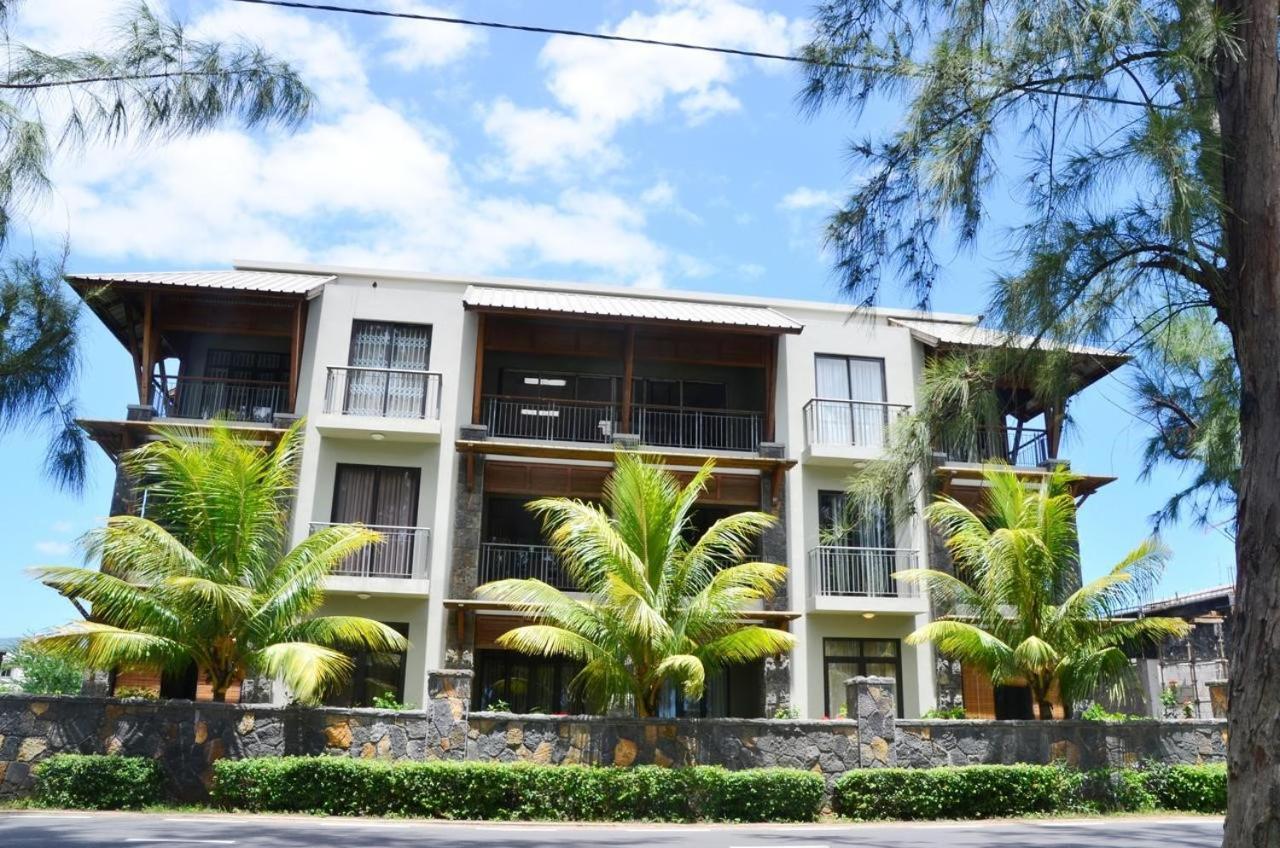 Blue Waves Beachfront Penthouse Flic en Flac Exterior photo